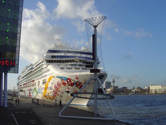 Cruiseschip ms Norwegian Pearl van Norwegian Cruise Lines aan de Cruise Terminal Rotterdam